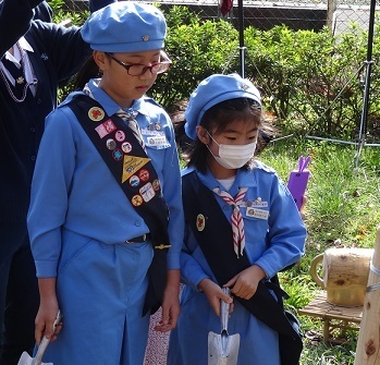 12 6 駒沢オリンピック公園にて植樹 ガールスカウト東京都第79団